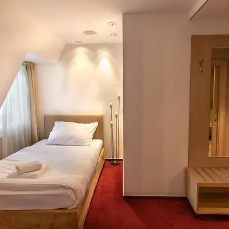 奈卡斯日利纳别墅酒店 4*