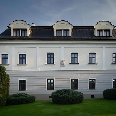 奈卡斯日利纳别墅酒店 4*